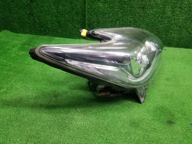 プリウス DAA-ZVW30 右ヘッドランプ 81110-47411 自社品番230320
