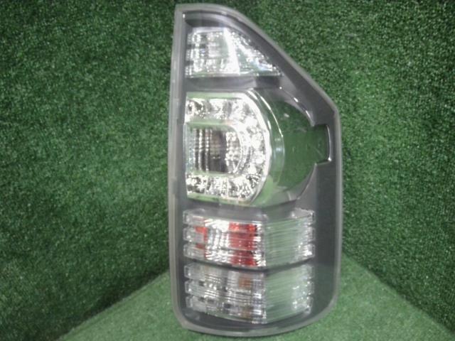 ヴォクシー DBA-ZRR70G 右テールランプ 自社品番230327