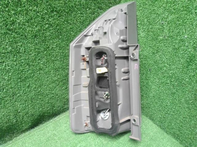 ヴォクシー DBA-ZRR70G 右テールランプ 自社品番230327