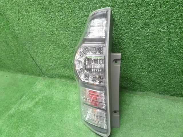 ヴォクシー DBA-ZRR70G 左テールランプ 自社品番230327