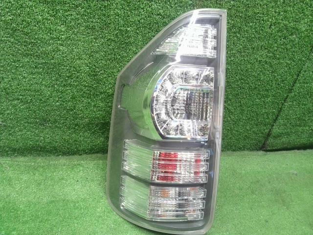 ヴォクシー DBA-ZRR70G 左テールランプ 自社品番230327