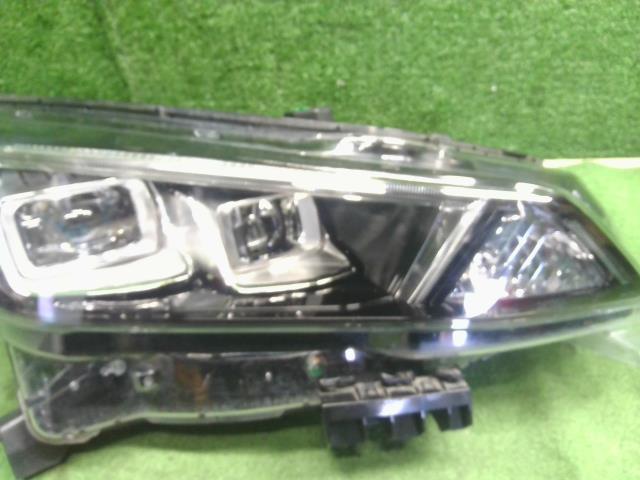 リーフ ZAA-ZE1 右ヘッドランプ　右ヘッドライト　運転席側　LED　イチコ1954 26010-5SK5A 自社品番250002