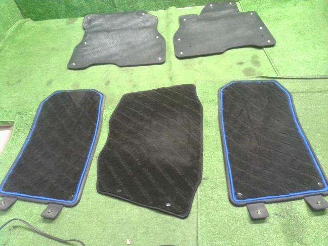 リーフ ZAA-ZE1 フロアマット  純正　1台分　ロゴ入　フロント　リア　左右　自社品番250002