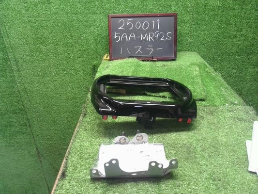 ハスラー 5AA-MR92S クラスターパネル　ナビパネル　オーディオパネル　ステー　ハザードSW 73822-59S00-QRM 自社品番250011