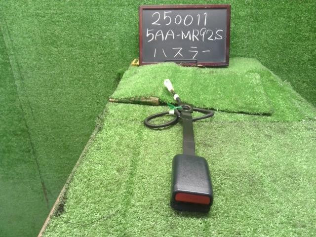 ハスラー 5AA-MR92S ドライバーシートベルトキャッチ　運転席側　右フロントシートベルトバックル 84910-81P10 自社品番250011
