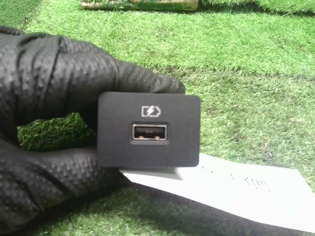 6AA-P15 キックス USBポート フロント側 25331-6RA1 自社品番250038