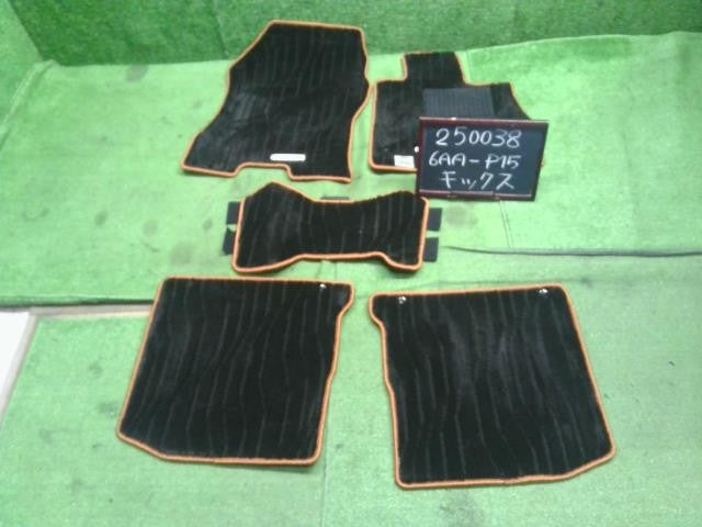 6AA-P15 キックス フロアマット 純正 1台分 フロント リア 左右 運転席 助手席 ロゴ入 自社品番250038