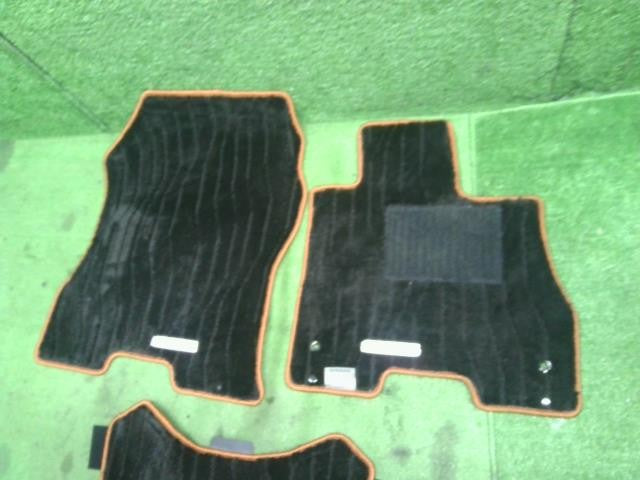 6AA-P15 キックス フロアマット 純正 1台分 フロント リア 左右 運転席 助手席 ロゴ入 自社品番250038