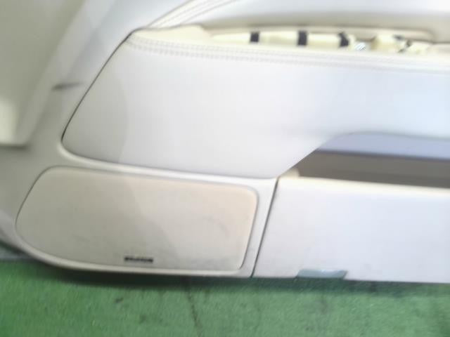 レクサス LS460 後期 DBA-USF40 右フロントドア　運転席側　 67001-50082 自社品番250060　色1J7