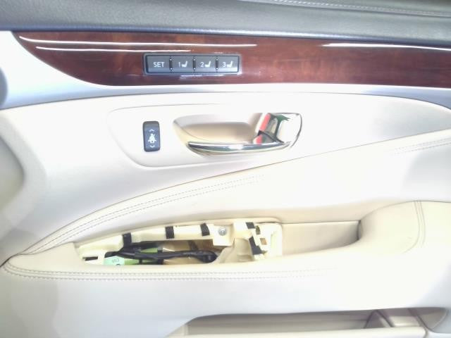 レクサス LS460 後期 DBA-USF40 右フロントドア　運転席側　 67001-50082 自社品番250060　色1J7