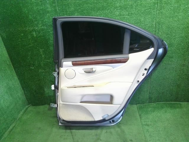 レクサス LS460 後期 DBA-USF40 右リアドア　運転席側後ろ　 67003-50060 自社品番250060　色1J7