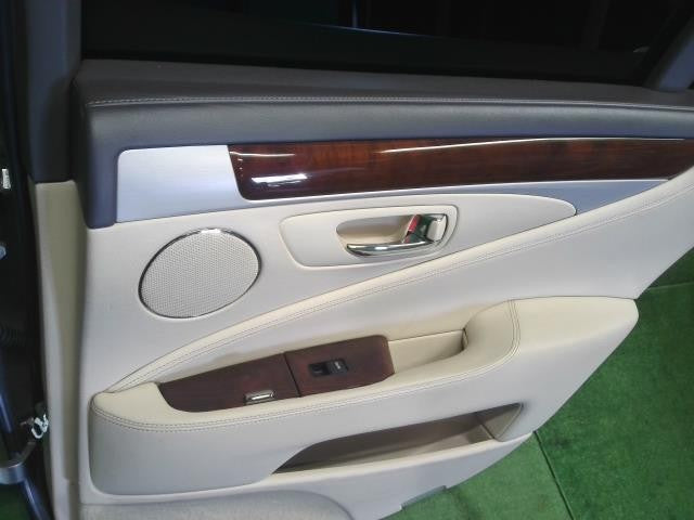 レクサス LS460 後期 DBA-USF40 右リアドア　運転席側後ろ　 67003-50060 自社品番250060　色1J7