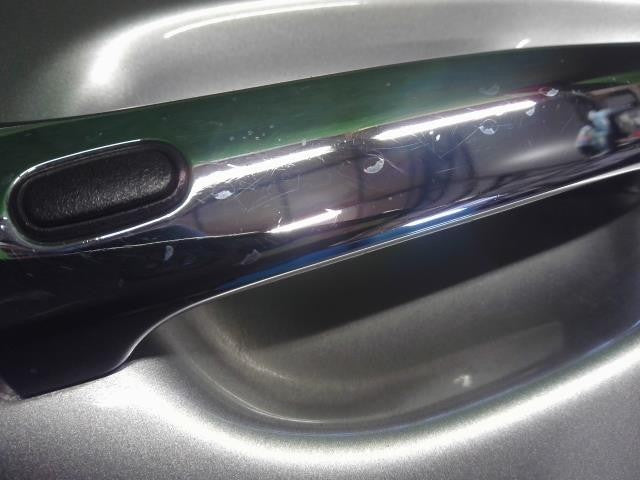 レクサス LS460 後期 DBA-USF40 右リアドア　運転席側後ろ　 67003-50060 自社品番250060　色1J7