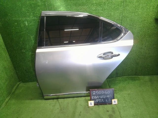 レクサス LS460 後期 DBA-USF40 左リアドア　助手席側後ろ 67004-50060 自社品番250060　色1J7