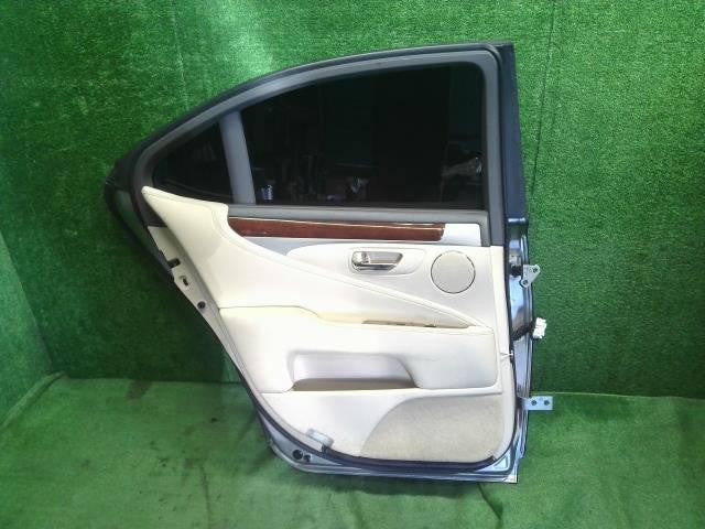 レクサス LS460 後期 DBA-USF40 左リアドア　助手席側後ろ 67004-50060 自社品番250060　色1J7