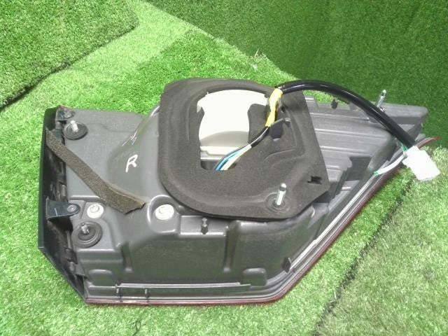 レクサス LS460 後期 DBA-USF40 右テールランプ 右テールライト　フィニッシャ　内側　LED　コイト50-127　81581-50210 自社品番250060
