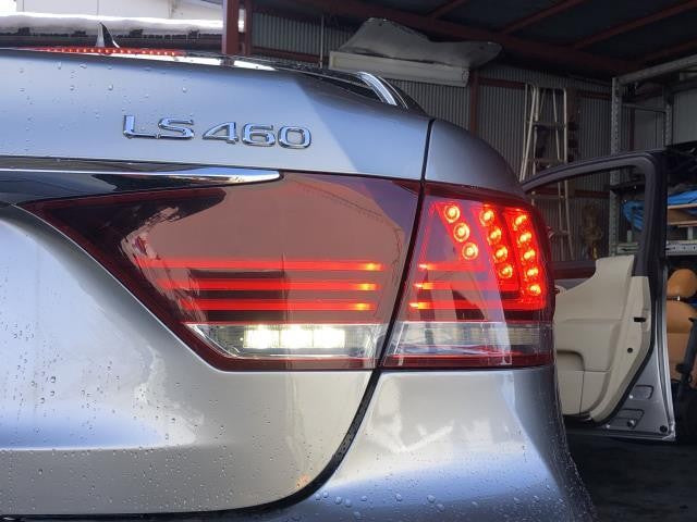 レクサス LS460 後期 DBA-USF40 右テールランプ 右テールライト　フィニッシャ　内側　LED　コイト50-127　81581-50210 自社品番250060