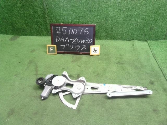 プリウス DAA-ZVW30 左フロントドアレギュレーターモーター 助手席側　69802-52070 自社品番250076