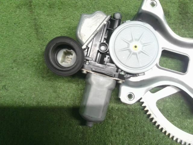 プリウス DAA-ZVW30 左フロントドアレギュレーターモーター 助手席側　69802-52070 自社品番250076