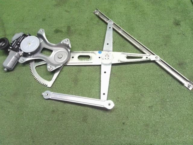 プリウス DAA-ZVW30 左フロントドアレギュレーターモーター 助手席側　69802-52070 自社品番250076