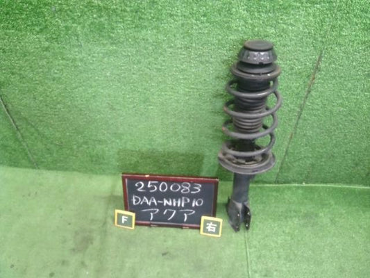 アクア DAA-NHP10 右フロント　ストラット　ショック　スプリング　バネ　運転席側　48510-52M30 自社品番250083