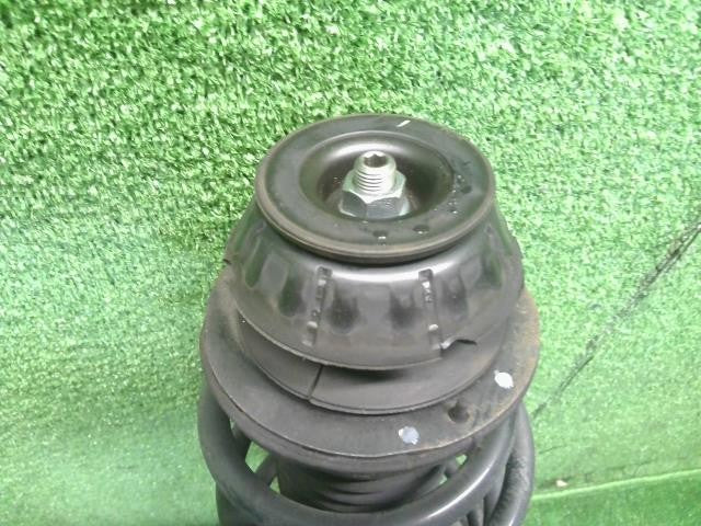 アクア DAA-NHP10 右フロント　ストラット　ショック　スプリング　バネ　運転席側　48510-52M30 自社品番250083