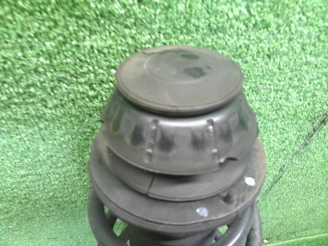 アクア DAA-NHP10 右フロント　ストラット　ショック　スプリング　バネ　運転席側　48510-52M30 自社品番250083