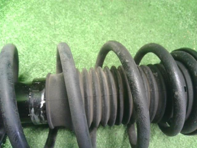 アクア DAA-NHP10 右フロント　ストラット　ショック　スプリング　バネ　運転席側　48510-52M30 自社品番250083