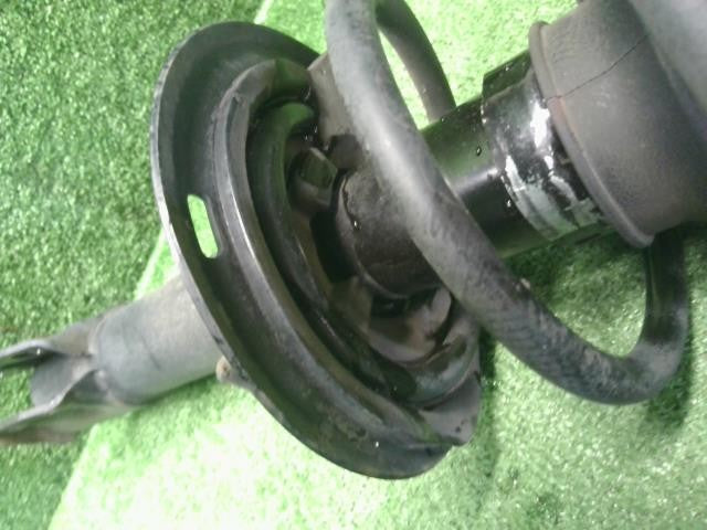 アクア DAA-NHP10 右フロント　ストラット　ショック　スプリング　バネ　運転席側　48510-52M30 自社品番250083