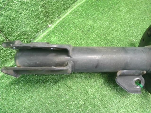 アクア DAA-NHP10 右フロント　ストラット　ショック　スプリング　バネ　運転席側　48510-52M30 自社品番250083