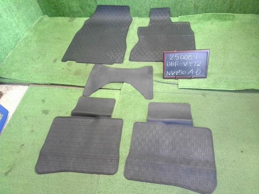 NV150 ＡＤ DBF-VY12 日産純正 フロアマット  1台分 ロゴ入 自社品番250087