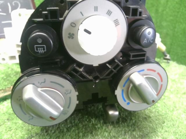 キューブ DBA-Z12 エアコンスイッチパネル　マニュアルACパネル 27510-1FU1A 自社品番250098