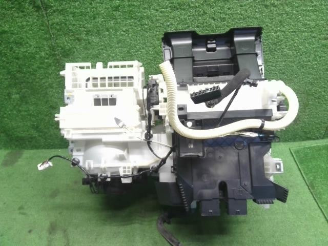 タント 6BA-LA660S カーヒーターケース エキパン　エバポレーター　ヒーターコア差込口　87010-B2D50 自社品番250102