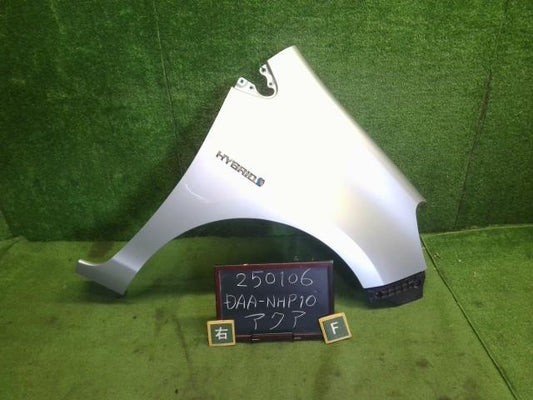 アクア DAA-NHP10 右フロントフェンダー 運転席側　1F7　53811-52310 自社品番250106