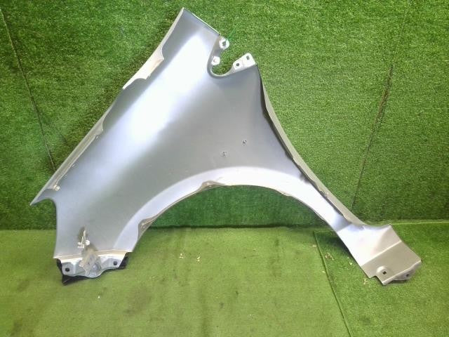 アクア DAA-NHP10 右フロントフェンダー 運転席側　1F7　53811-52310 自社品番250106