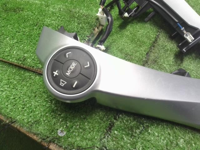 アクア DAA-NHP10 ハンドル ステアリングスイッチ　 84247-52170-B0 自社品番250106