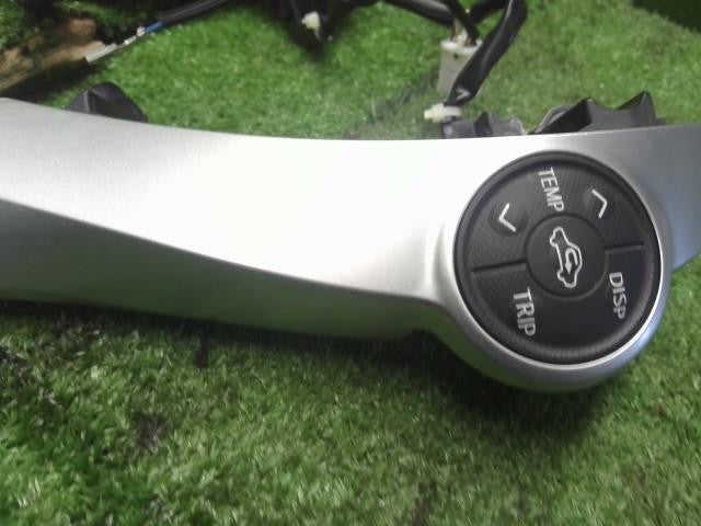 アクア DAA-NHP10 ハンドル ステアリングスイッチ　 84247-52170-B0 自社品番250106