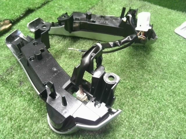 アクア DAA-NHP10 ハンドル ステアリングスイッチ　 84247-52170-B0 自社品番250106