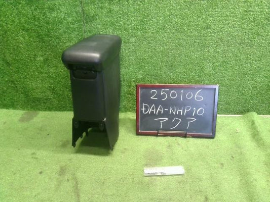 アクア DAA-NHP10 コンソールボックス　肘掛け　アームレスト　 ドリンクホルダー付　ビス付　58905-52060-C0 自社品番250106