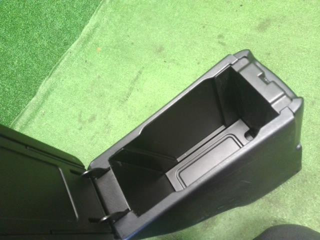 アクア DAA-NHP10 コンソールボックス　肘掛け　アームレスト　 ドリンクホルダー付　ビス付　58905-52060-C0 自社品番250106