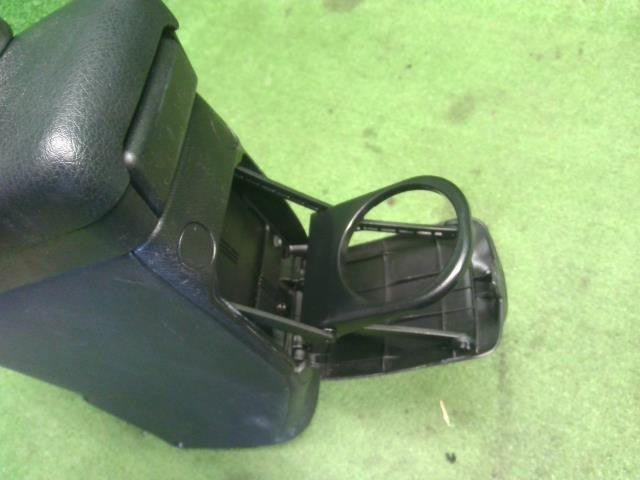 アクア DAA-NHP10 コンソールボックス　肘掛け　アームレスト　 ドリンクホルダー付　ビス付　58905-52060-C0 自社品番250106