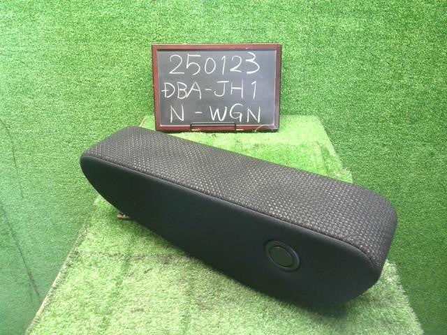 Ｎ−ＷＧＮ DBA-JH1 右フロントシートアームレスト　運転席側　ひじ掛け 81180-T6G-R41ZC 自社品番250123