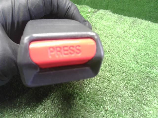 サンバー LE-TT2 ドライバーシートベルトキャッチ　運転席側　右フロント　シートベルトバックル　 64630TC000NR 自社品番250134