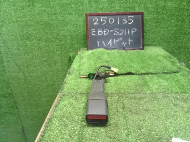 ハイゼット EBD-S211P ドライバーシートベルトキャッチ　運転席側　右フロントシートベルトバックル 73230-B5052-B0 自社品番250135