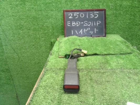 ハイゼット EBD-S211P ドライバーシートベルトキャッチ　運転席側　右フロントシートベルトバックル 73230-B5052-B0 自社品番250135