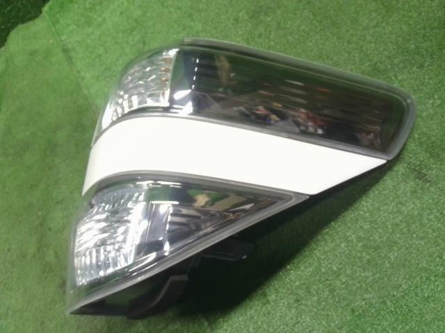 ヴェルファイア DBA-GGH25W 外側 右テールランプ テールライト 運転席側 コイト 81551-58090 自社品番250156