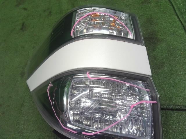 ヴェルファイア DBA-GGH25W 外側 左テールランプ テールライト 助手席側 コイト81561-58090 自社品番250156