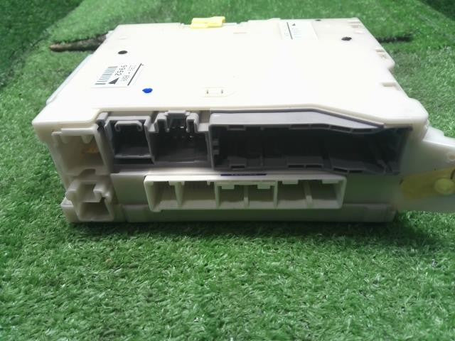 ヴェルファイア DBA-GGH25W ヒューズボックス  室内助手席側 自社品番250156