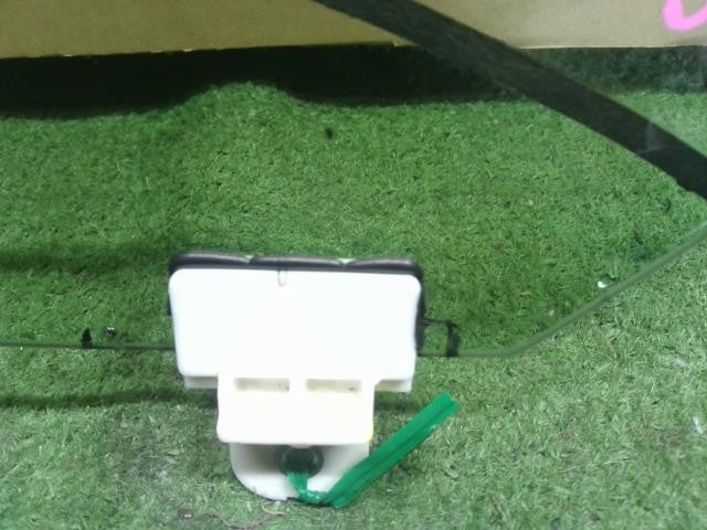 サクラ ZAA-B6AW 右フロントドアガラス  運転席側 自社品番250191