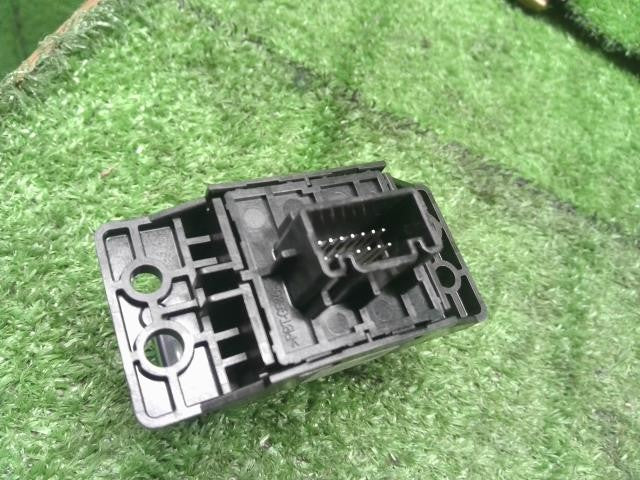 サクラ ZAA-B6AW パーキングスイッチ 自社品番250191